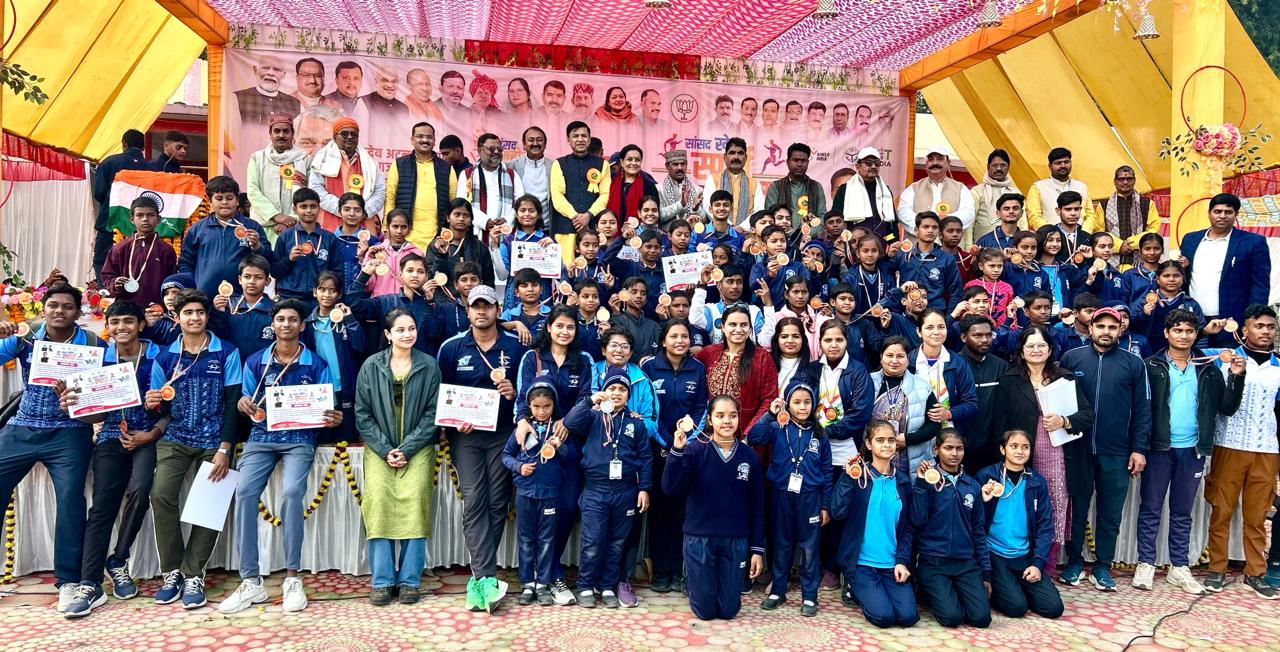 MP Khel Mahotsav in Deoria, UP - medal winners and dignitaries